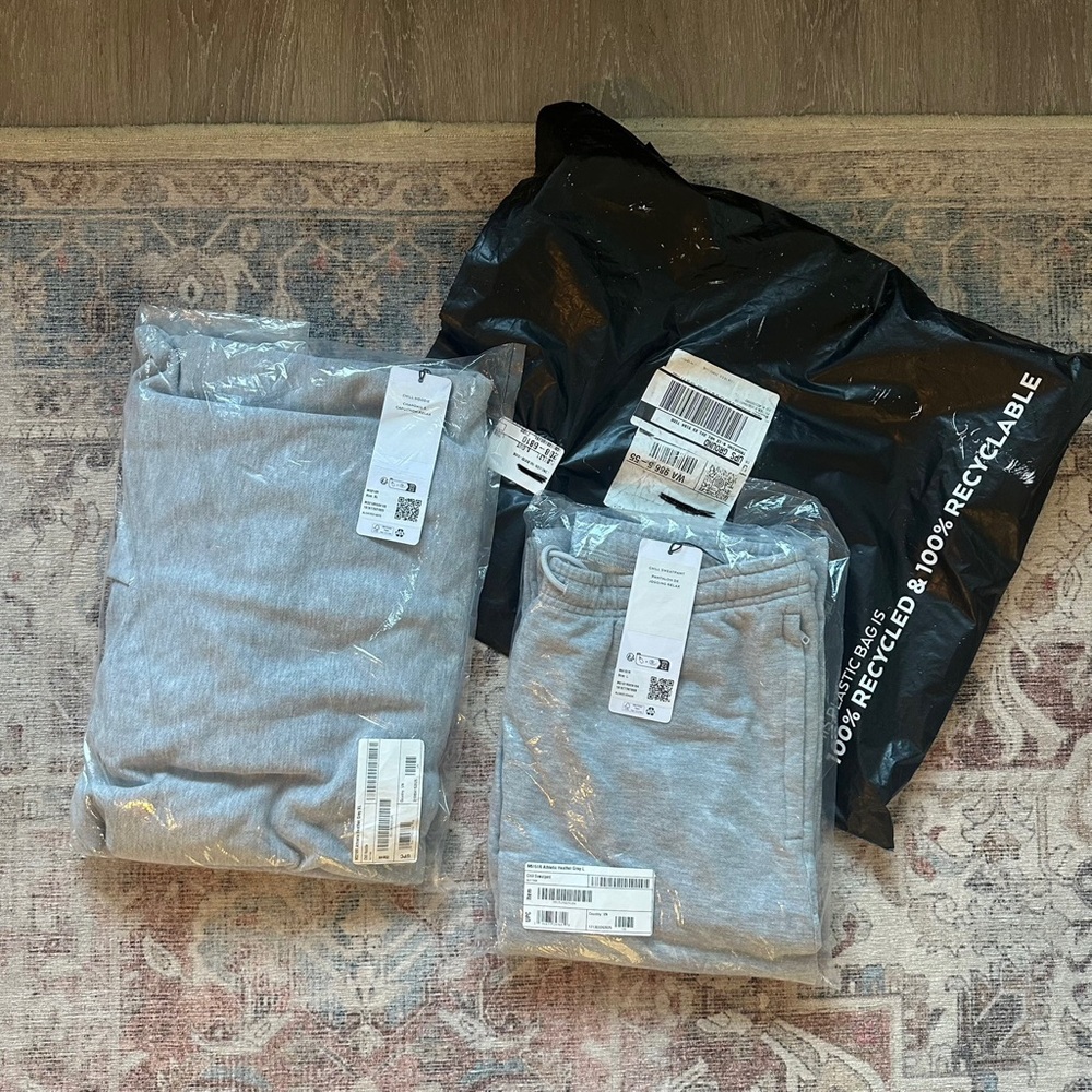 Men’s Alo ‘Chill’ Hoodie and Sweatpants Set in ‘Athletic Heather Grey’ Color